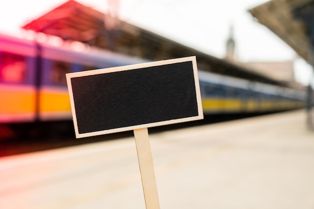 Lege mockup-sjabloon Blackboard-label tegen intreepupil achtergrond treinstation met locomotief Advertentie Eco Transportation Concept Ecovriendelijke vervoerswijzen Kopieer ruimte voor tekst