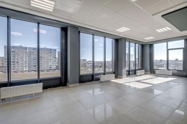 Lege moderne halkamer met kolomdeuren en panoramische ramen