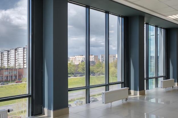 Lege moderne halkamer met kolomdeuren en panoramische ramen