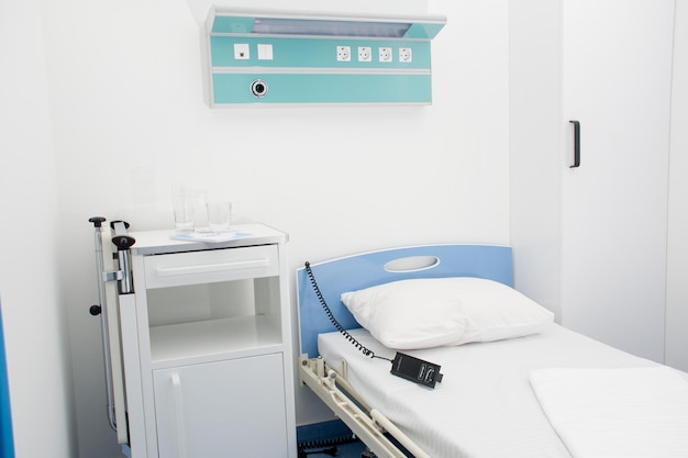 Lege moderne ziekenhuiskamer met zuurstofconcentrator Moderne medische apparatuur op de intensive care