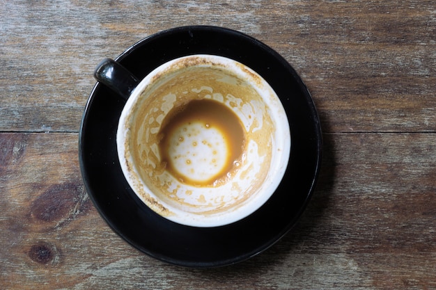 Lege mok koffie latte op uitstekende houten lijst