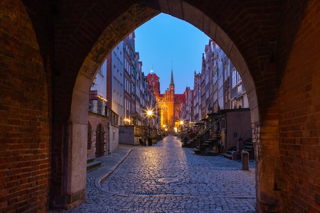 Lege nachtstraat Mariacka, St Mary, straat in de oude binnenstad van Gdansk