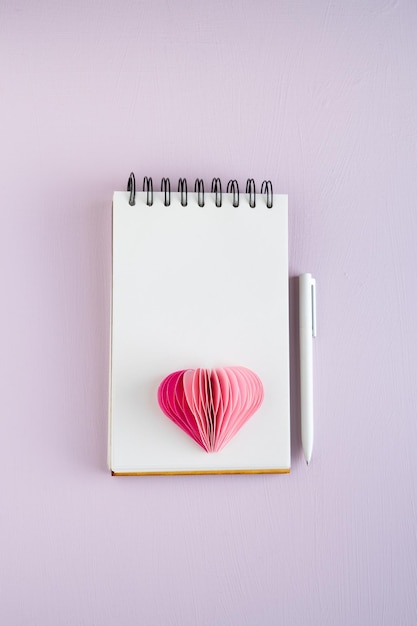 Lege notebook met pen en papier hart op lila achtergrond Valentijnsdag en Moederdag Copy