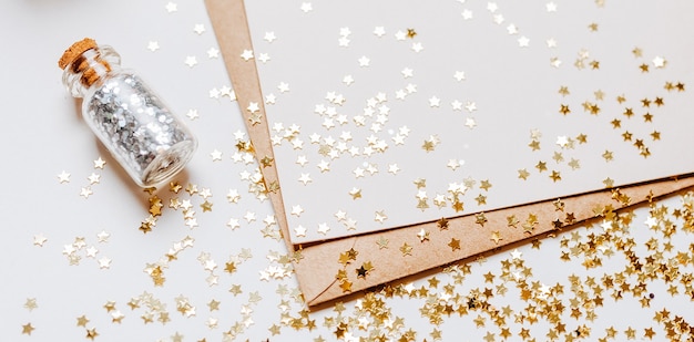 Lege notitie met envelop, geschenken en glittersterren