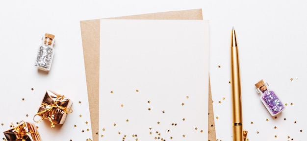 Lege notitie met geschenken, pen en gouden glittersterren