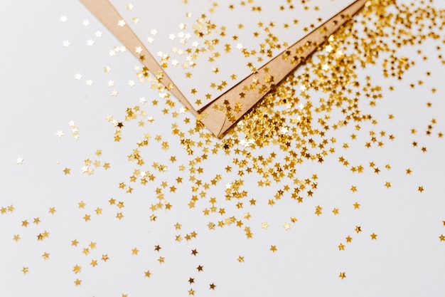 Foto lege notitie met gouden glittersterren