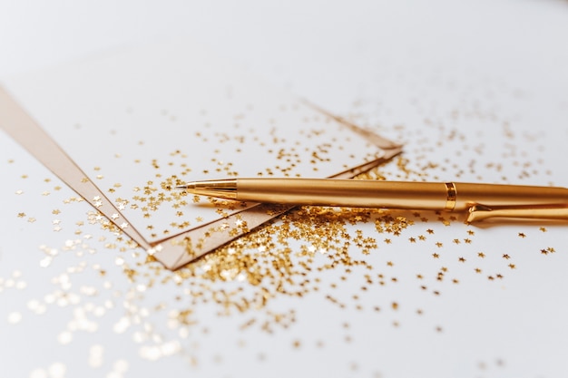 Lege notitie met pen en gouden glittersterren