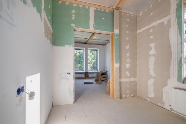 Lege ongemeubileerde kamer met minimale voorbereidende reparaties interieur met witte muren