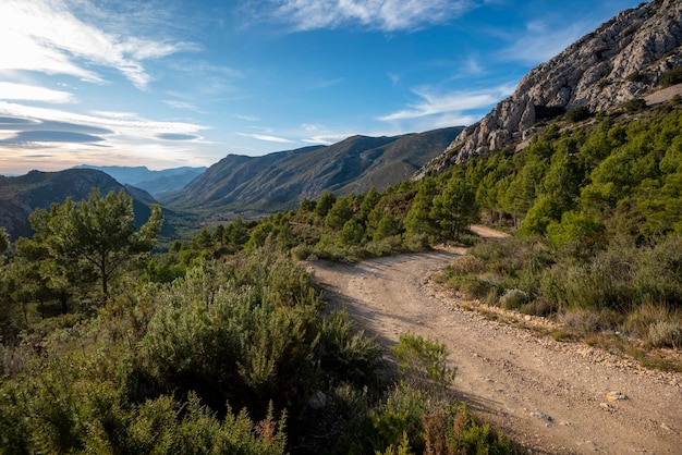 Lege onverharde weg op zandsteen Barranc de l'Arc Sella Alicante provincie Costa Blanca Spanje