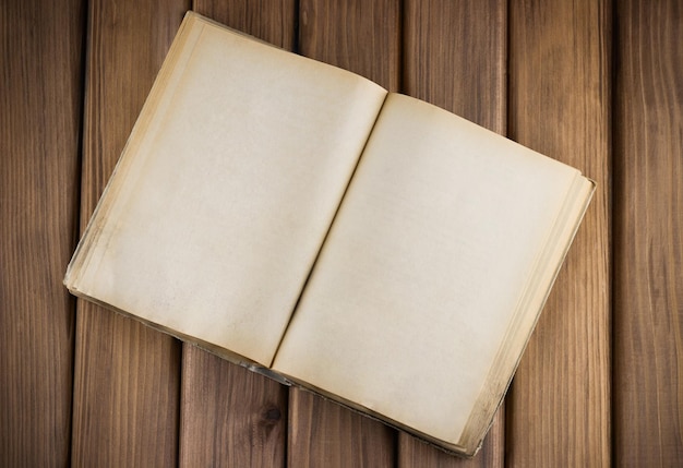 Lege open oud boek op houten tafel