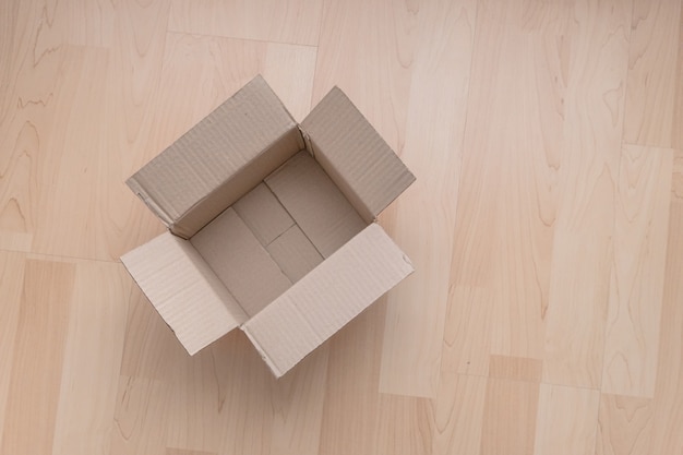 Foto lege open rechthoekige kartonnen doos op hout