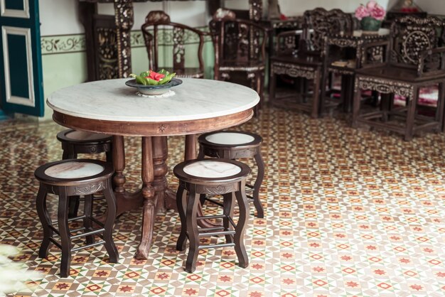 lege oude en vintage tafel en stoel decoratie in een kamer