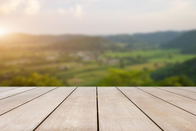 Lege oude houten tafel voor wazig prachtig uitzicht bos en berg.