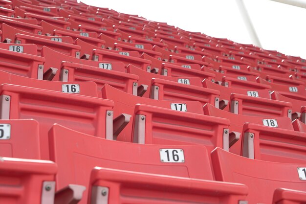 Lege oude stoel werd verlaten in het stadion zonder toeschouwers vanwege annulering van het Covid-19-effect