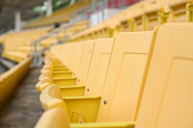 Lege oude stoel werd verlaten in het stadion zonder toeschouwers