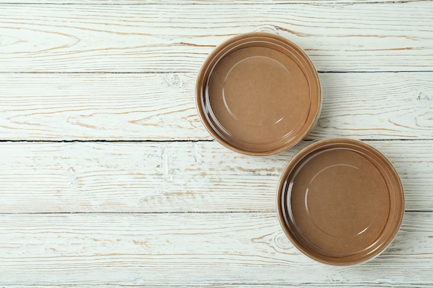 Lege papieren kommen op witte houten tafel