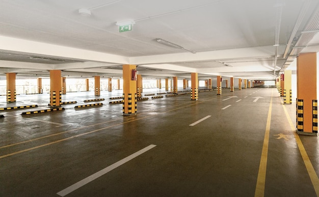 Lege parkeergarage ondergronds, industrieel interieur