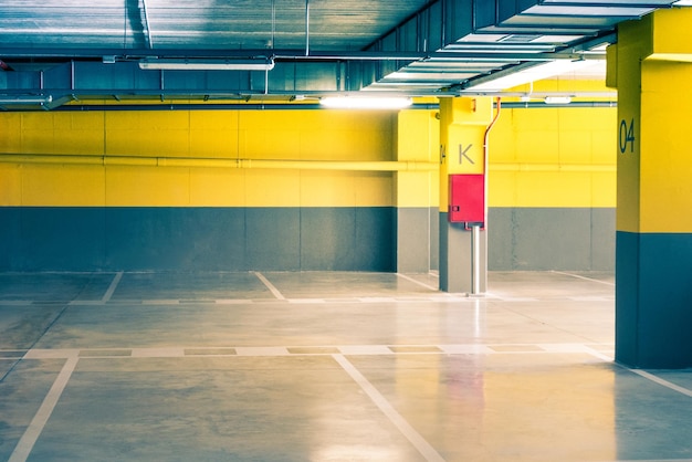 Foto lege parkeergarage ondergrondse parkeergarage interieur in appartementencomplex of in supermarkt