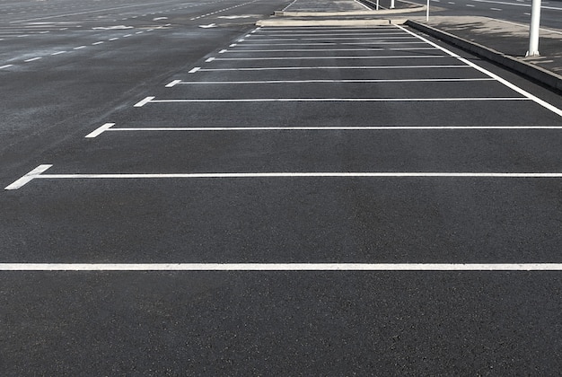 Foto lege parkeerplaats buiten met markeringslijnen stedelijke en weginfrastructuur