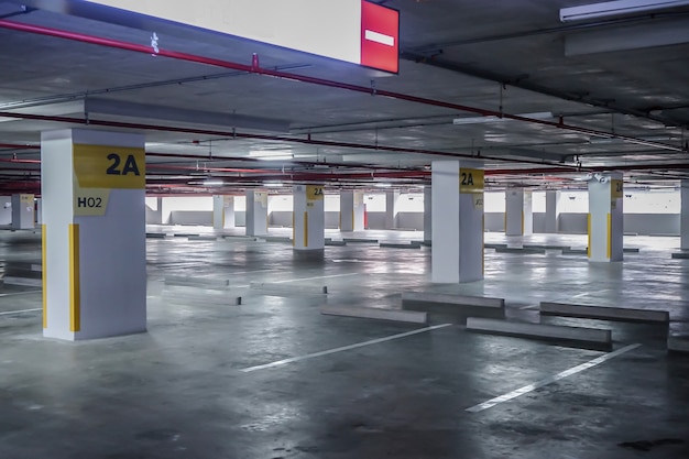 Lege parkeerplaats in het gebouw in de middagtijd