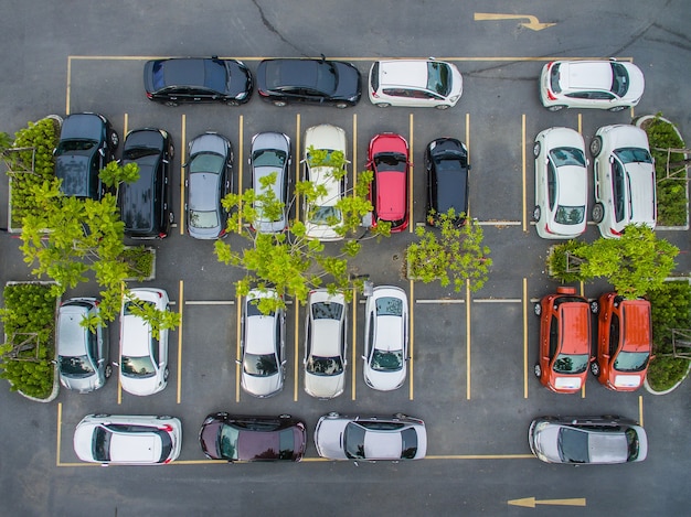 Lege parkeerterreinen, luchtmening.