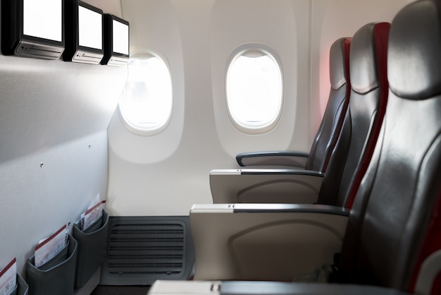 Lege passagiersvliegtuigstoelen in cabine. Interieur in modern vliegtuig.