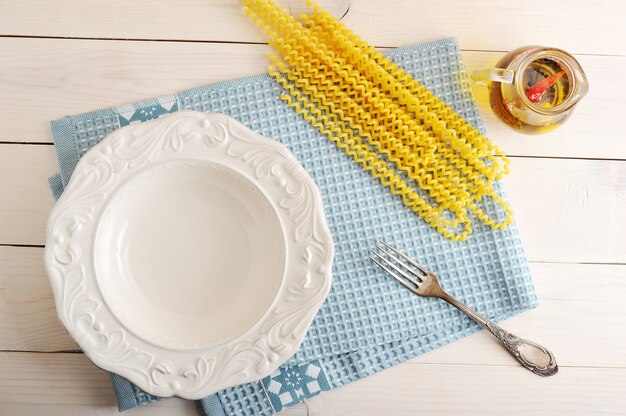 Lege plaat en ingrediënten voor het koken van pasta