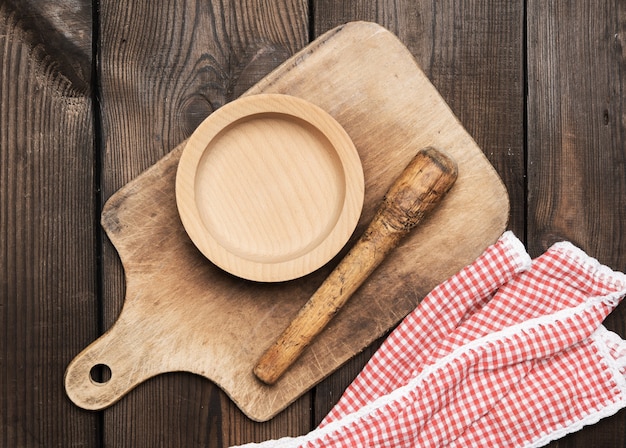 Lege plaat en oude bruine rechthoekige houten keuken snijplank op tafel, bovenaanzicht