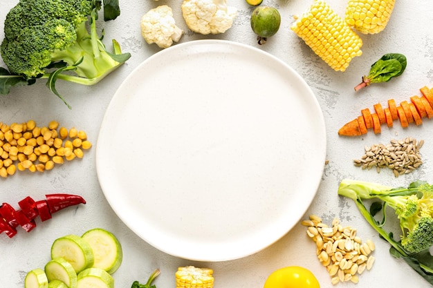 Lege plaat met vegetarisch eten. Verse ingrediënten voor het koken van veganistisch bord bovenaanzicht