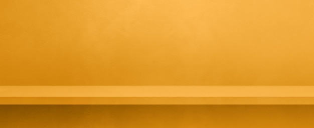 Lege plank op een gele gouden betonnen muur Achtergrond sjabloon Horizontale banner mockup