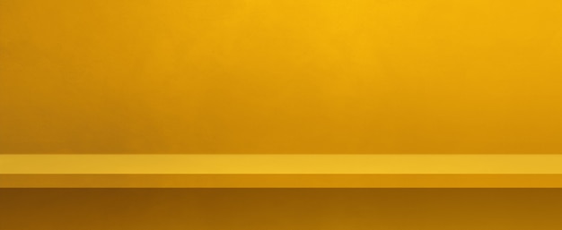 Lege plank op een gele muur. Achtergrond sjabloon scène. Horizontale banner
