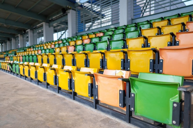 Lege plastic stadionstoelen op het voetbalstadion in de arena