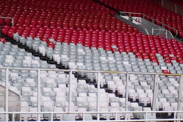 Lege plastic stoelen in het stadion