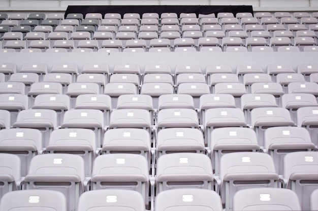Foto lege plastic stoelen in het stadion