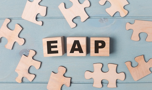 Lege puzzels en houten kubussen met de tekst EAP Employee Assistance Program