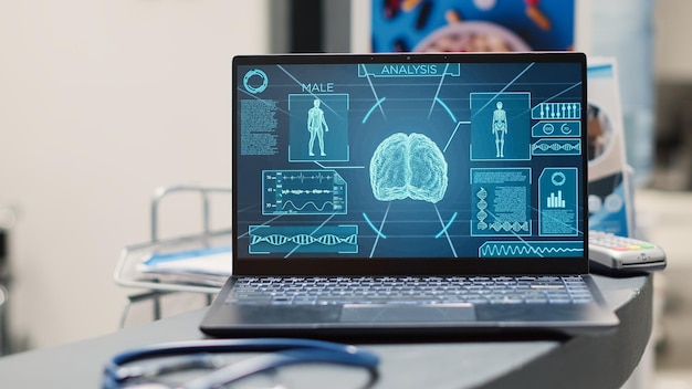 Lege receptie met hersenen tentoongesteld met ziekte van het neurale systeem op laptop bij de receptie van het ziekenhuis. Neurowetenschap en tomografie medische diagnose in klinische faciliteit. Detailopname.