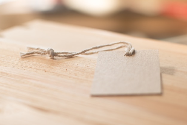 lege rechthoek bruin ambachtelijke papier tag met witte touw op houten pallet textuur