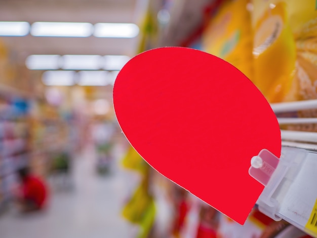 Lege rode korting tag op de schappen van de producten in de supermarkt