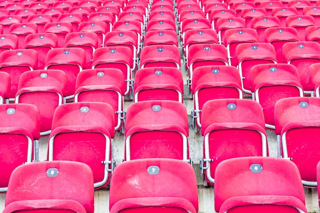 Lege rode stoelen in de buitenarena