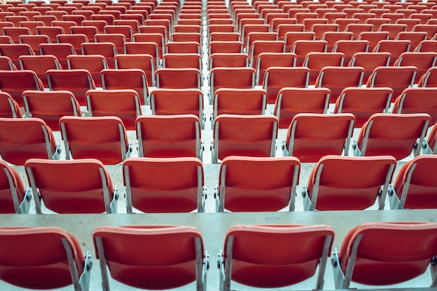 Lege rode stoelen in een voetbalstadion