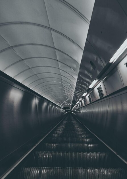 Foto lege roltrappen in de metro