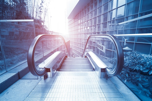 Foto lege roltraptrappen in de terminal (mall)