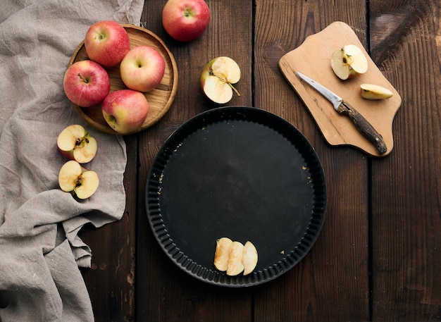 Lege ronde nonstick bakplaat verse appels op een houten bruine tafel