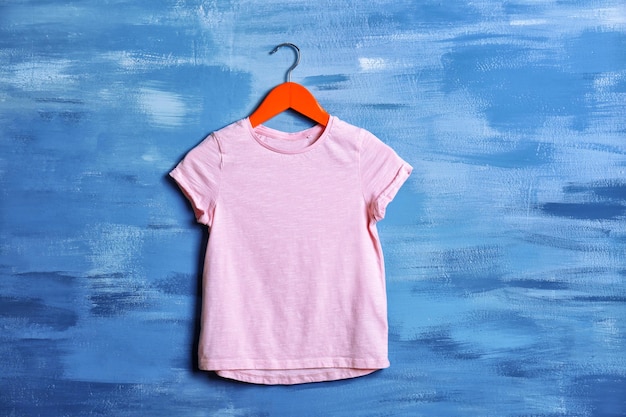 Lege roze t-shirt tegen grungeachtergrond