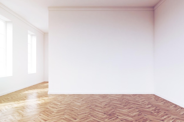 Lege ruimte met witte muren en houten vloer afgezwakt