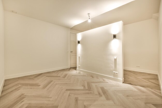 Lege ruimte met witte muren en parketvloer