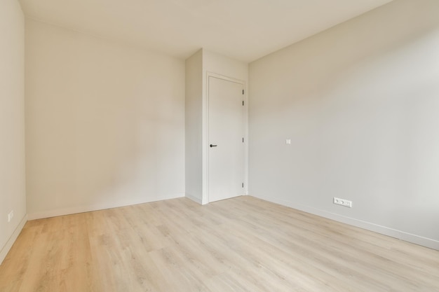 Lege ruimte met witte muren en parketvloer