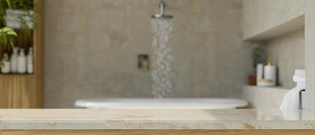 Lege ruimte op marmeren badkamer aanrecht tegen wazig luxe elegantie badkamer met ligbad