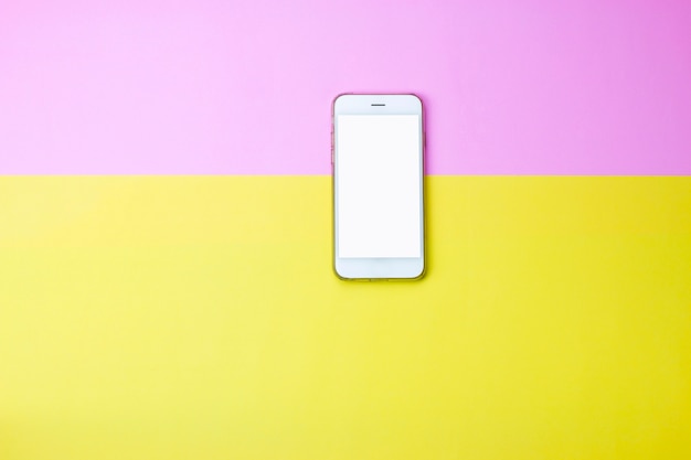 lege slimme telefoon op roze en gele achtergrond