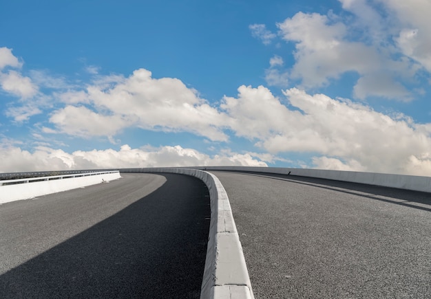 Lege snelweg asfaltweg en mooie hemel landschap